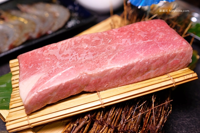 肉多多超市燒肉（台中大墩店）。全台首創第一家超市燒肉，日本A5和牛、波士頓龍蝦、現撈平價海鮮，想吃什麼自己拿！ @蹦啾♥謝蘿莉 La vie heureuse