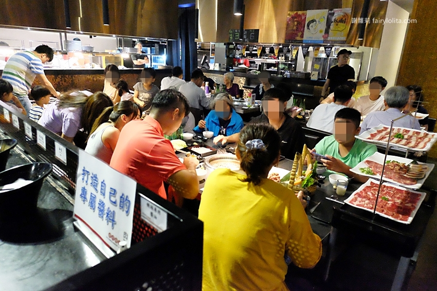 肉多多超市燒肉（台中大墩店）。全台首創第一家超市燒肉，日本A5和牛、波士頓龍蝦、現撈平價海鮮，想吃什麼自己拿！ @蹦啾♥謝蘿莉 La vie heureuse