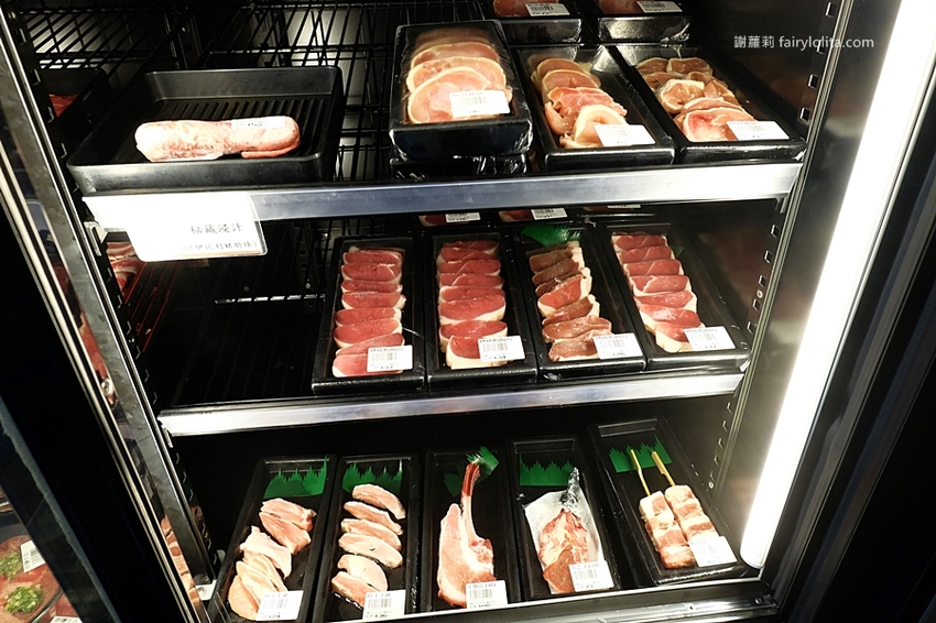 肉多多超市燒肉（台中大墩店）。全台首創第一家超市燒肉，日本A5和牛、波士頓龍蝦、現撈平價海鮮，想吃什麼自己拿！ @蹦啾♥謝蘿莉 La vie heureuse