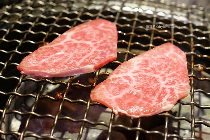 肉多多超市燒肉（台中大墩店）。全台首創第一家超市燒肉，日本A5和牛、波士頓龍蝦、現撈平價海鮮，想吃什麼自己拿！ @蹦啾♥謝蘿莉 La vie heureuse