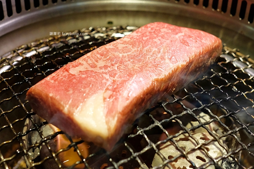 肉多多超市燒肉（台中大墩店）。全台首創第一家超市燒肉，日本A5和牛、波士頓龍蝦、現撈平價海鮮，想吃什麼自己拿！ @蹦啾♥謝蘿莉 La vie heureuse