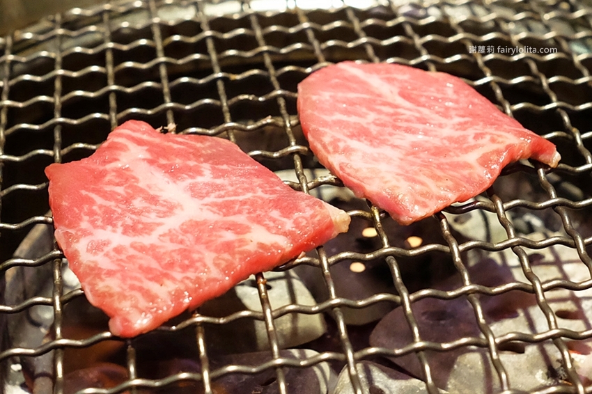 肉多多超市燒肉（台中大墩店）。全台首創第一家超市燒肉，日本A5和牛、波士頓龍蝦、現撈平價海鮮，想吃什麼自己拿！ @蹦啾♥謝蘿莉 La vie heureuse