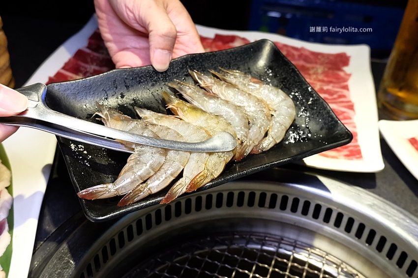 肉多多超市燒肉（台中大墩店）。全台首創第一家超市燒肉，日本A5和牛、波士頓龍蝦、現撈平價海鮮，想吃什麼自己拿！ @蹦啾♥謝蘿莉 La vie heureuse