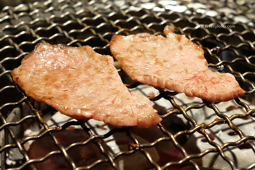 肉多多超市燒肉（台中大墩店）。全台首創第一家超市燒肉，日本A5和牛、波士頓龍蝦、現撈平價海鮮，想吃什麼自己拿！ @蹦啾♥謝蘿莉 La vie heureuse