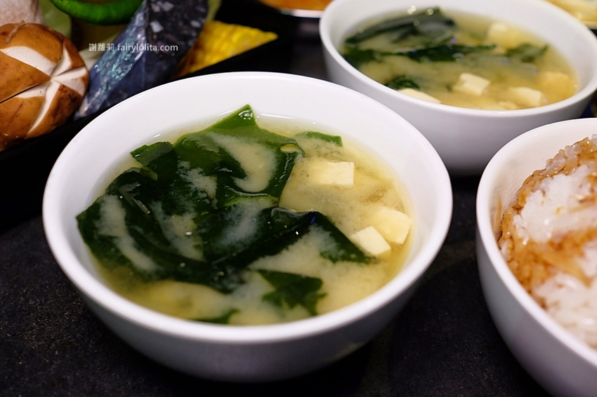 肉多多超市燒肉（台中大墩店）。全台首創第一家超市燒肉，日本A5和牛、波士頓龍蝦、現撈平價海鮮，想吃什麼自己拿！ @蹦啾♥謝蘿莉 La vie heureuse