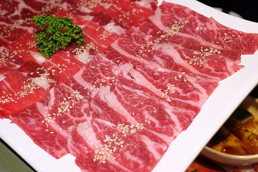 肉多多超市燒肉（台中大墩店）。全台首創第一家超市燒肉，日本A5和牛、波士頓龍蝦、現撈平價海鮮，想吃什麼自己拿！ @蹦啾♥謝蘿莉 La vie heureuse