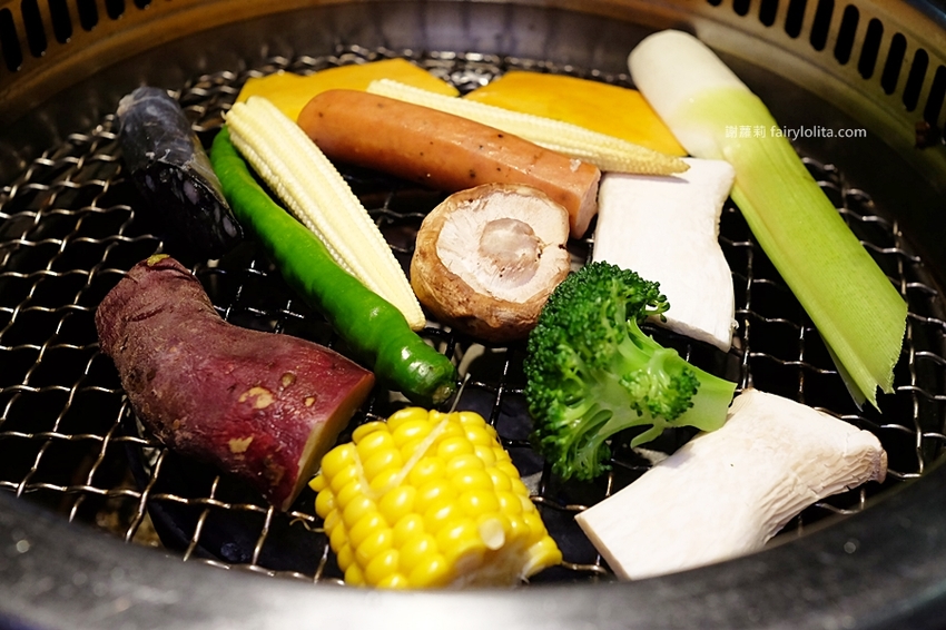 肉多多超市燒肉（台中大墩店）。全台首創第一家超市燒肉，日本A5和牛、波士頓龍蝦、現撈平價海鮮，想吃什麼自己拿！ @蹦啾♥謝蘿莉 La vie heureuse