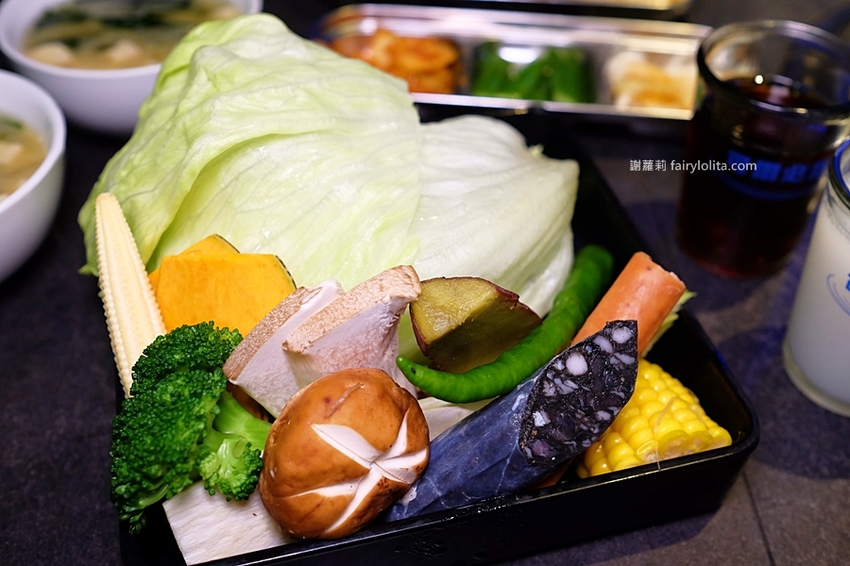 肉多多超市燒肉（台中大墩店）。全台首創第一家超市燒肉，日本A5和牛、波士頓龍蝦、現撈平價海鮮，想吃什麼自己拿！ @蹦啾♥謝蘿莉 La vie heureuse