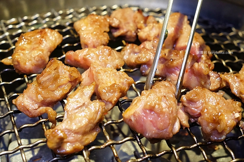 肉多多超市燒肉（台中大墩店）。全台首創第一家超市燒肉，日本A5和牛、波士頓龍蝦、現撈平價海鮮，想吃什麼自己拿！ @蹦啾♥謝蘿莉 La vie heureuse