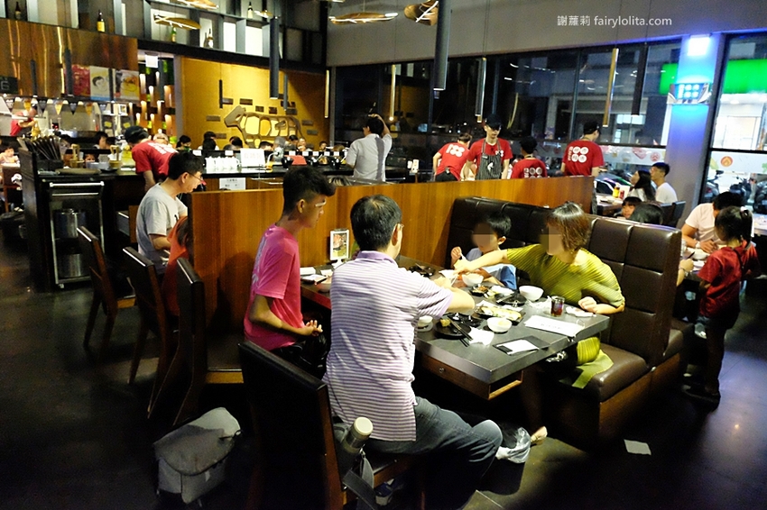 肉多多超市燒肉（台中大墩店）。全台首創第一家超市燒肉，日本A5和牛、波士頓龍蝦、現撈平價海鮮，想吃什麼自己拿！ @蹦啾♥謝蘿莉 La vie heureuse