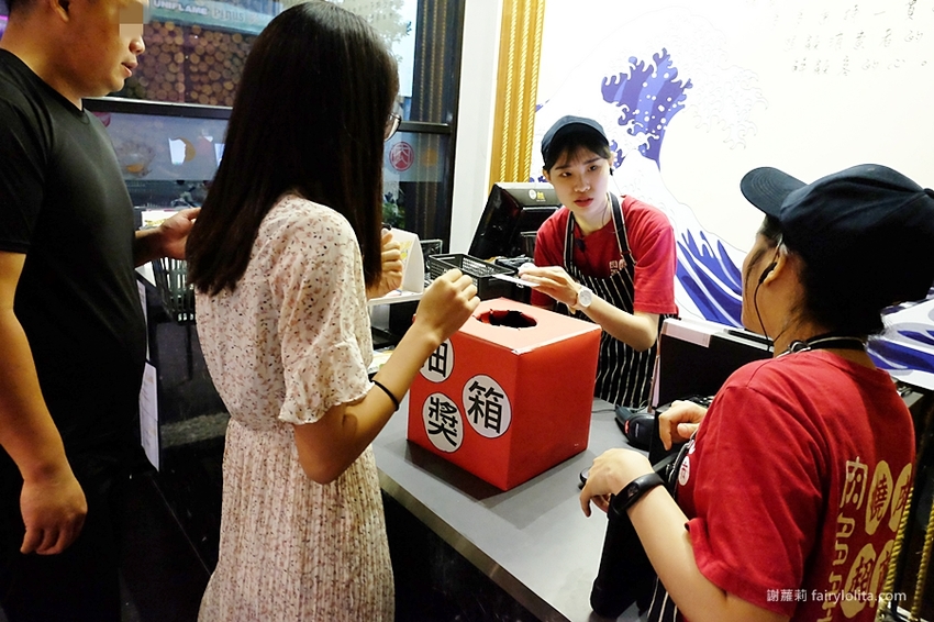 肉多多超市燒肉（台中大墩店）。全台首創第一家超市燒肉，日本A5和牛、波士頓龍蝦、現撈平價海鮮，想吃什麼自己拿！ @蹦啾♥謝蘿莉 La vie heureuse