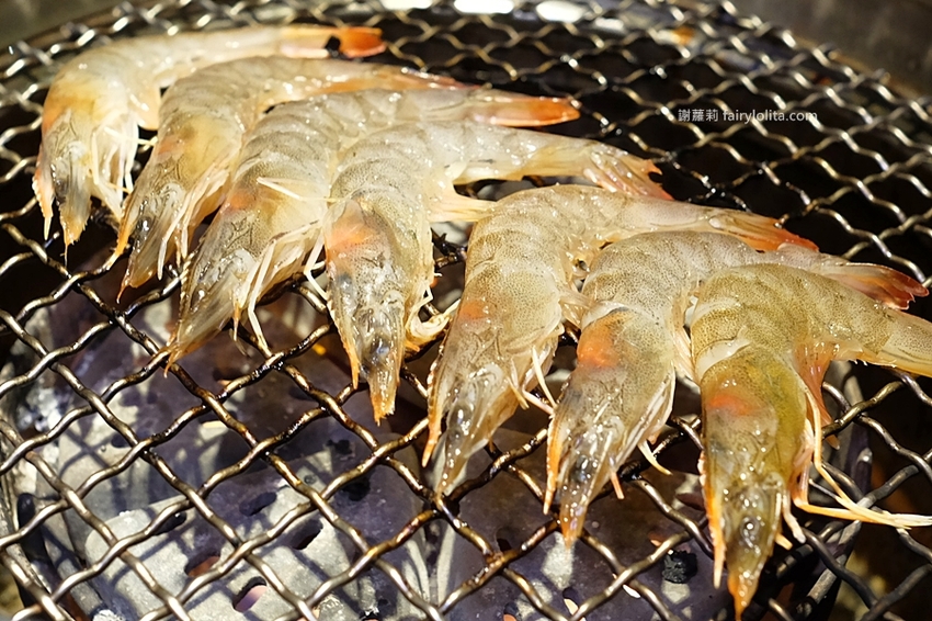 肉多多超市燒肉（台中大墩店）。全台首創第一家超市燒肉，日本A5和牛、波士頓龍蝦、現撈平價海鮮，想吃什麼自己拿！ @蹦啾♥謝蘿莉 La vie heureuse