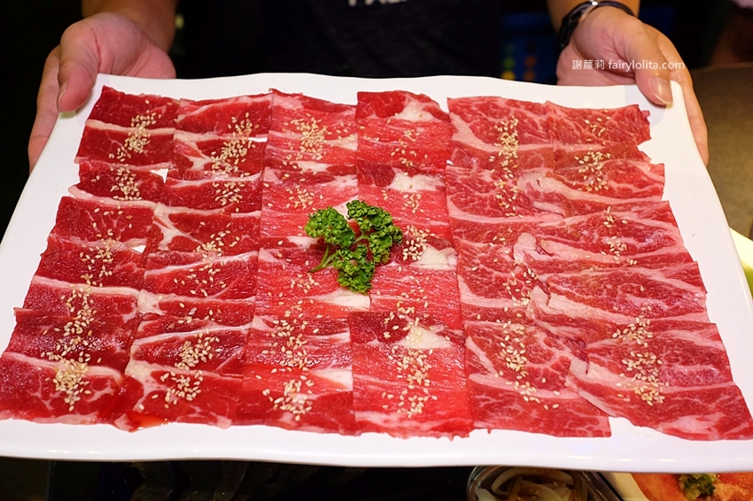 肉多多超市燒肉（台中大墩店）。全台首創第一家超市燒肉，日本A5和牛、波士頓龍蝦、現撈平價海鮮，想吃什麼自己拿！ @蹦啾♥謝蘿莉 La vie heureuse