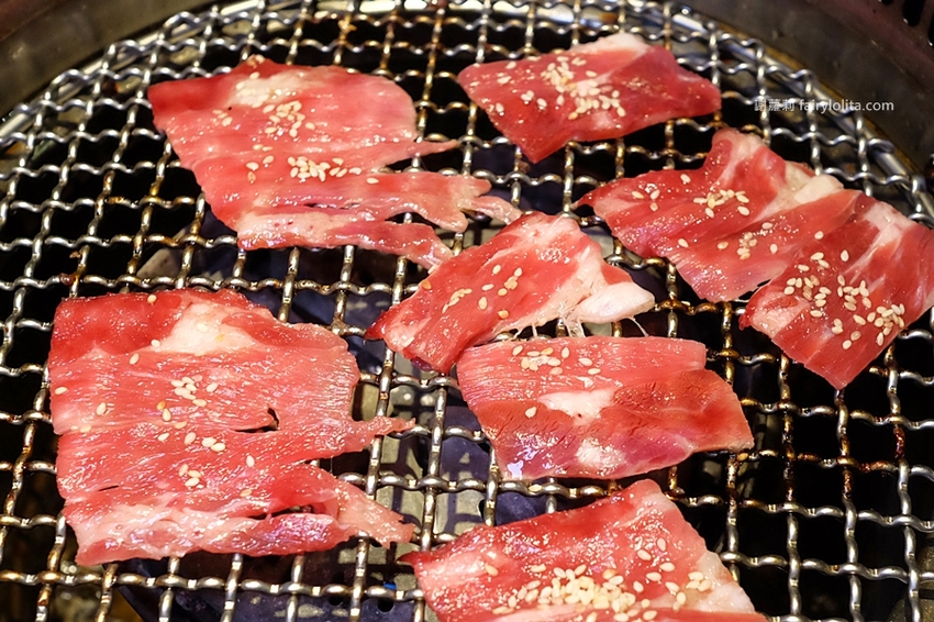 肉多多超市燒肉（台中大墩店）。全台首創第一家超市燒肉，日本A5和牛、波士頓龍蝦、現撈平價海鮮，想吃什麼自己拿！ @蹦啾♥謝蘿莉 La vie heureuse