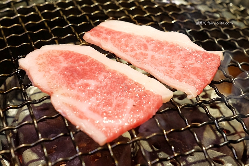 肉多多超市燒肉（台中大墩店）。全台首創第一家超市燒肉，日本A5和牛、波士頓龍蝦、現撈平價海鮮，想吃什麼自己拿！ @蹦啾♥謝蘿莉 La vie heureuse