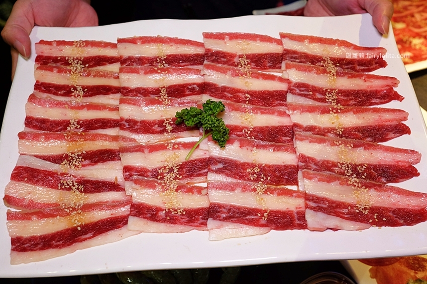 肉多多超市燒肉（台中大墩店）。全台首創第一家超市燒肉，日本A5和牛、波士頓龍蝦、現撈平價海鮮，想吃什麼自己拿！ @蹦啾♥謝蘿莉 La vie heureuse