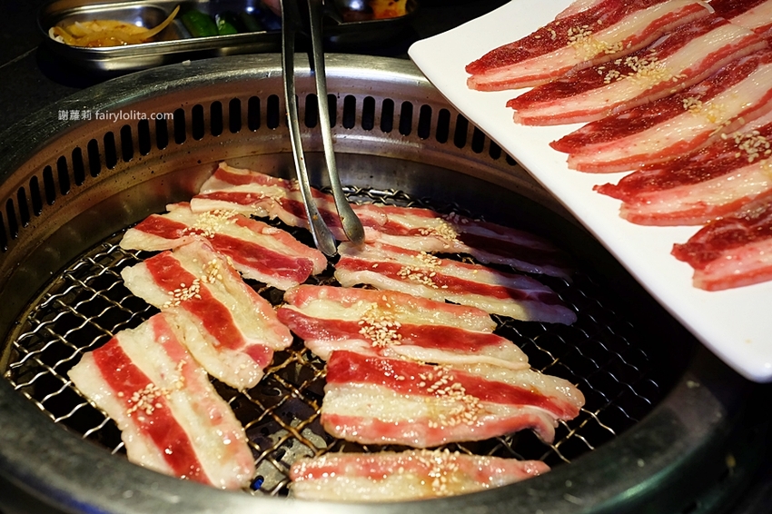 肉多多超市燒肉（台中大墩店）。全台首創第一家超市燒肉，日本A5和牛、波士頓龍蝦、現撈平價海鮮，想吃什麼自己拿！ @蹦啾♥謝蘿莉 La vie heureuse