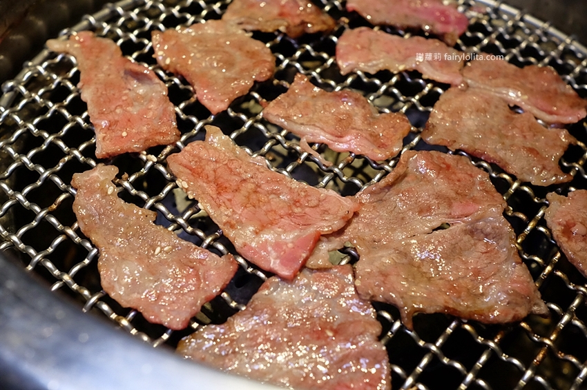 肉多多超市燒肉（台中大墩店）。全台首創第一家超市燒肉，日本A5和牛、波士頓龍蝦、現撈平價海鮮，想吃什麼自己拿！ @蹦啾♥謝蘿莉 La vie heureuse