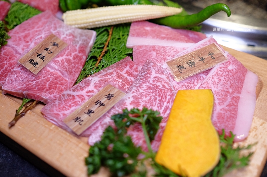 肉多多超市燒肉（台中大墩店）。全台首創第一家超市燒肉，日本A5和牛、波士頓龍蝦、現撈平價海鮮，想吃什麼自己拿！ @蹦啾♥謝蘿莉 La vie heureuse