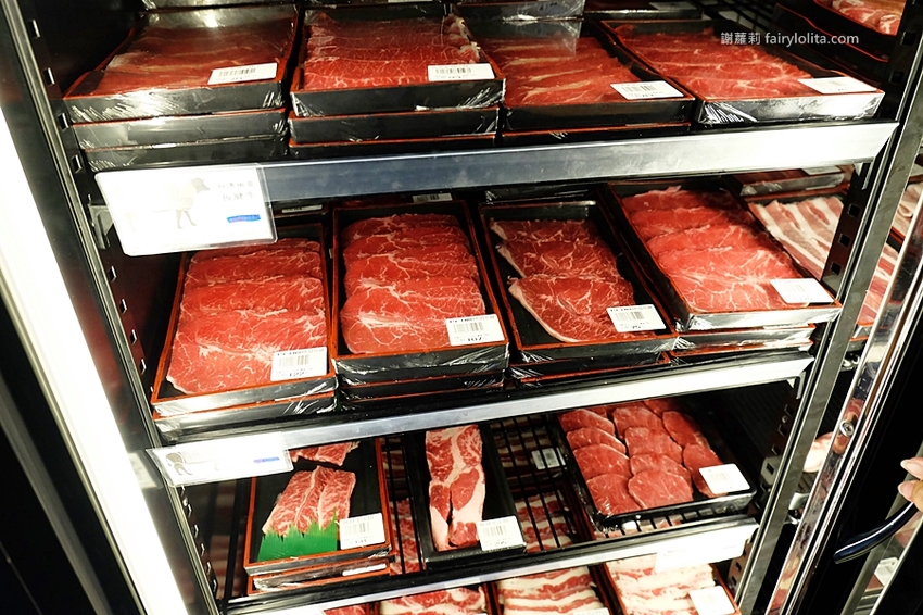 肉多多超市燒肉（台中大墩店）。全台首創第一家超市燒肉，日本A5和牛、波士頓龍蝦、現撈平價海鮮，想吃什麼自己拿！ @蹦啾♥謝蘿莉 La vie heureuse