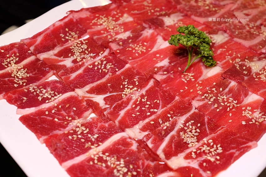 肉多多超市燒肉（台中大墩店）。全台首創第一家超市燒肉，日本A5和牛、波士頓龍蝦、現撈平價海鮮，想吃什麼自己拿！ @蹦啾♥謝蘿莉 La vie heureuse