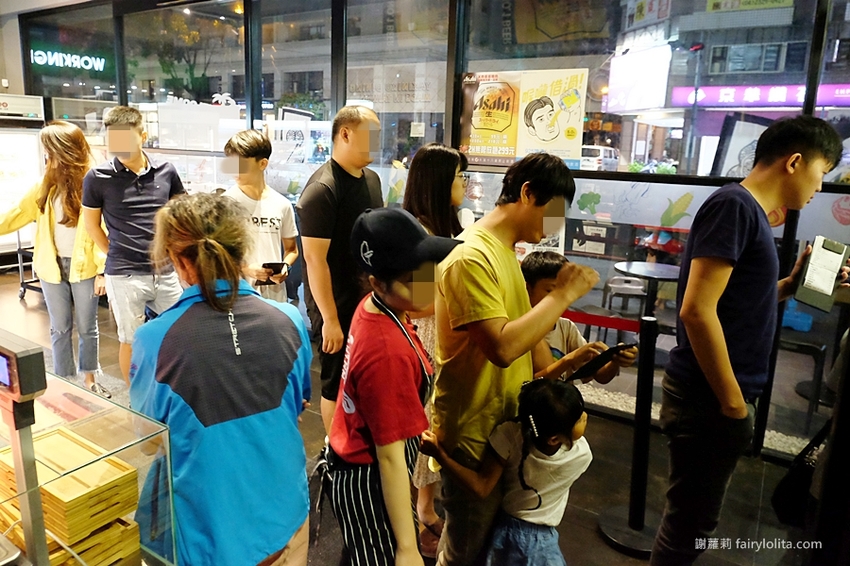 肉多多超市燒肉（台中大墩店）。全台首創第一家超市燒肉，日本A5和牛、波士頓龍蝦、現撈平價海鮮，想吃什麼自己拿！ @蹦啾♥謝蘿莉 La vie heureuse