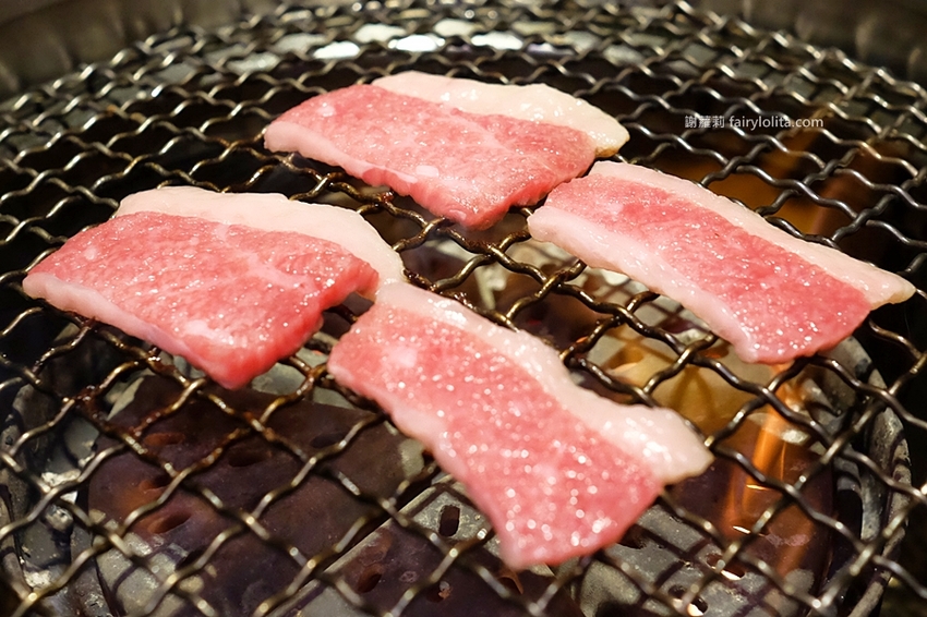 肉多多超市燒肉（台中大墩店）。全台首創第一家超市燒肉，日本A5和牛、波士頓龍蝦、現撈平價海鮮，想吃什麼自己拿！ @蹦啾♥謝蘿莉 La vie heureuse