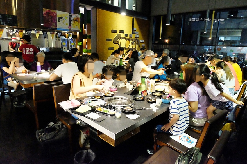 肉多多超市燒肉（台中大墩店）。全台首創第一家超市燒肉，日本A5和牛、波士頓龍蝦、現撈平價海鮮，想吃什麼自己拿！ @蹦啾♥謝蘿莉 La vie heureuse