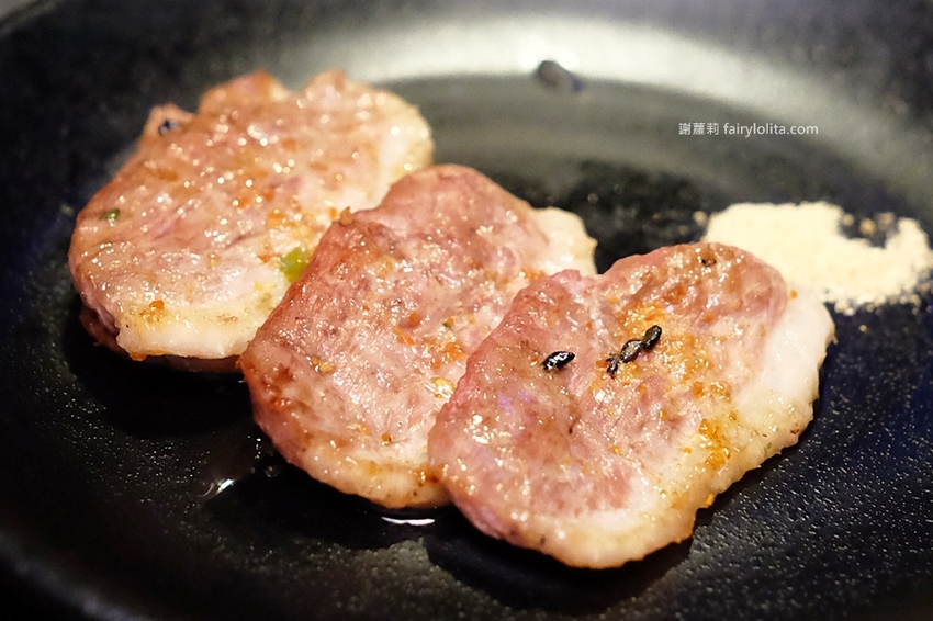 肉多多超市燒肉（台中大墩店）。全台首創第一家超市燒肉，日本A5和牛、波士頓龍蝦、現撈平價海鮮，想吃什麼自己拿！ @蹦啾♥謝蘿莉 La vie heureuse