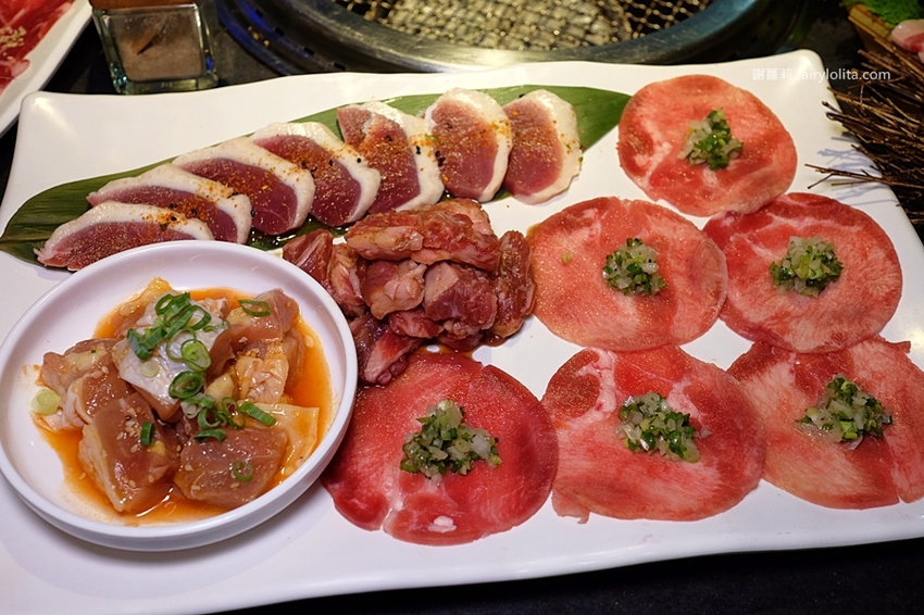 肉多多超市燒肉（台中大墩店）。全台首創第一家超市燒肉，日本A5和牛、波士頓龍蝦、現撈平價海鮮，想吃什麼自己拿！ @蹦啾♥謝蘿莉 La vie heureuse