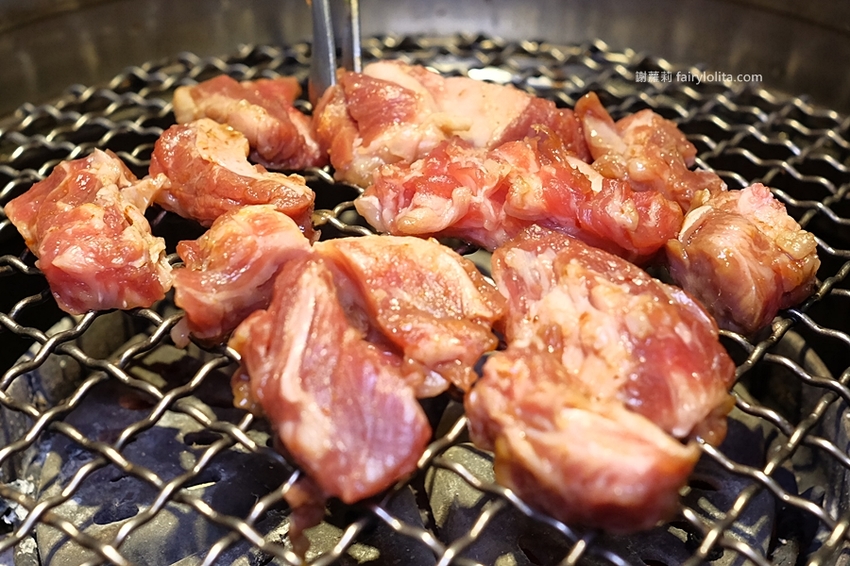 肉多多超市燒肉（台中大墩店）。全台首創第一家超市燒肉，日本A5和牛、波士頓龍蝦、現撈平價海鮮，想吃什麼自己拿！ @蹦啾♥謝蘿莉 La vie heureuse