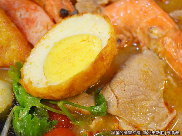 享食泰26-酸辣海陸麵炸蛋與肉片.JPG