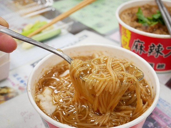 張記麻辣大腸蚵仔麵線：張記麻辣大腸蚵仔麵線-新竹平價小吃  傳承兩代麵線  份量充足  就是要讓大家用銅板價吃飽飽