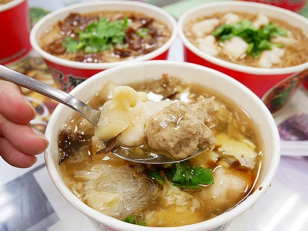 張記麻辣大腸蚵仔麵線：張記麻辣大腸蚵仔麵線-新竹平價小吃  傳承兩代麵線  份量充足  就是要讓大家用銅板價吃飽飽