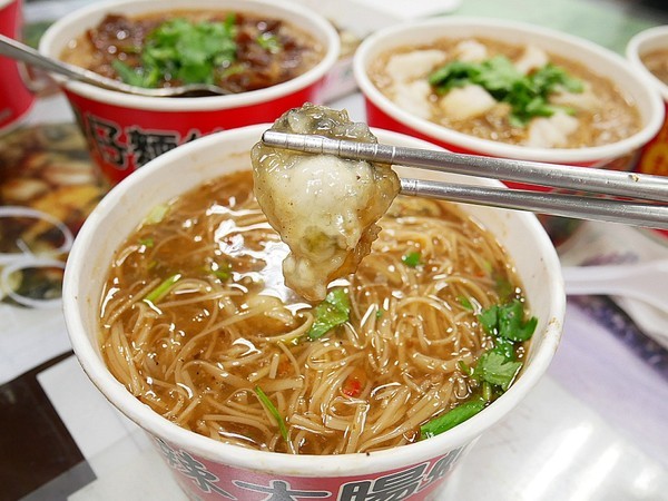 張記麻辣大腸蚵仔麵線：張記麻辣大腸蚵仔麵線-新竹平價小吃  傳承兩代麵線  份量充足  就是要讓大家用銅板價吃飽飽