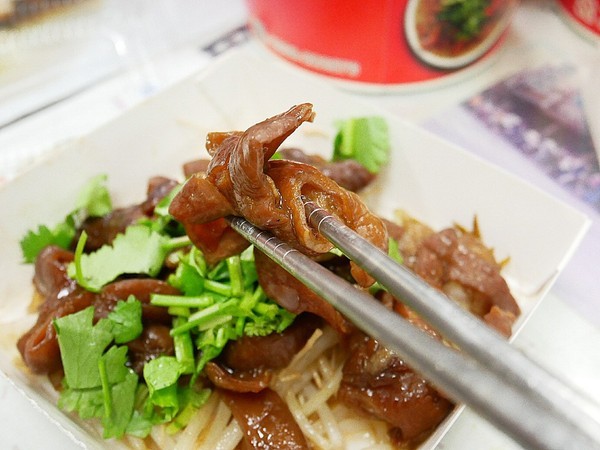 張記麻辣大腸蚵仔麵線：張記麻辣大腸蚵仔麵線-新竹平價小吃  傳承兩代麵線  份量充足  就是要讓大家用銅板價吃飽飽