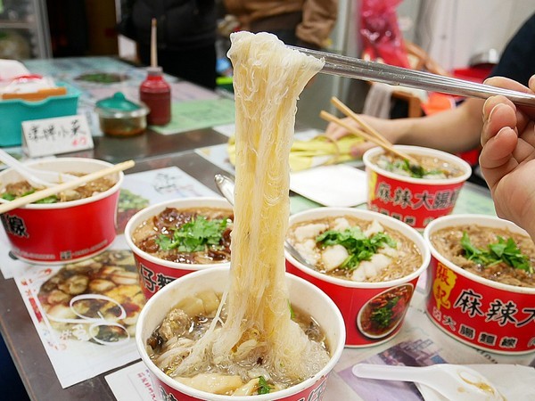 張記麻辣大腸蚵仔麵線：張記麻辣大腸蚵仔麵線-新竹平價小吃  傳承兩代麵線  份量充足  就是要讓大家用銅板價吃飽飽