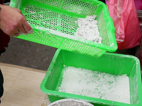 張記麻辣大腸蚵仔麵線：張記麻辣大腸蚵仔麵線-新竹平價小吃  傳承兩代麵線  份量充足  就是要讓大家用銅板價吃飽飽