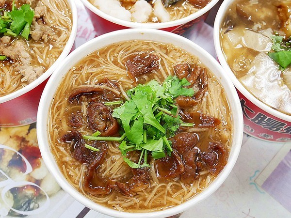 張記麻辣大腸蚵仔麵線：張記麻辣大腸蚵仔麵線-新竹平價小吃  傳承兩代麵線  份量充足  就是要讓大家用銅板價吃飽飽