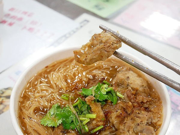 張記麻辣大腸蚵仔麵線：張記麻辣大腸蚵仔麵線-新竹平價小吃  傳承兩代麵線  份量充足  就是要讓大家用銅板價吃飽飽