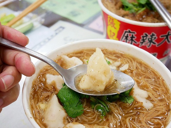 張記麻辣大腸蚵仔麵線：張記麻辣大腸蚵仔麵線-新竹平價小吃  傳承兩代麵線  份量充足  就是要讓大家用銅板價吃飽飽