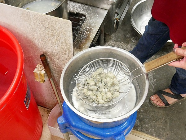 張記麻辣大腸蚵仔麵線：張記麻辣大腸蚵仔麵線-新竹平價小吃  傳承兩代麵線  份量充足  就是要讓大家用銅板價吃飽飽