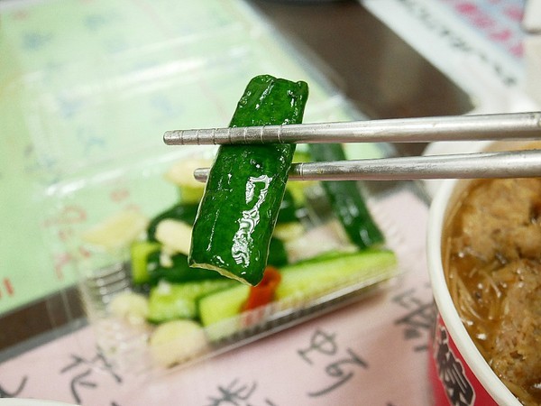 張記麻辣大腸蚵仔麵線：張記麻辣大腸蚵仔麵線-新竹平價小吃  傳承兩代麵線  份量充足  就是要讓大家用銅板價吃飽飽