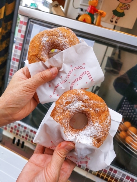 跳躍的宅男 - 花蓮市區也有小米甜甜圈可以買了 紅藜甜甜圈 小米球好好吃 花蓮隱藏美食 花蓮美食推薦-滿竹小米甜甜圈