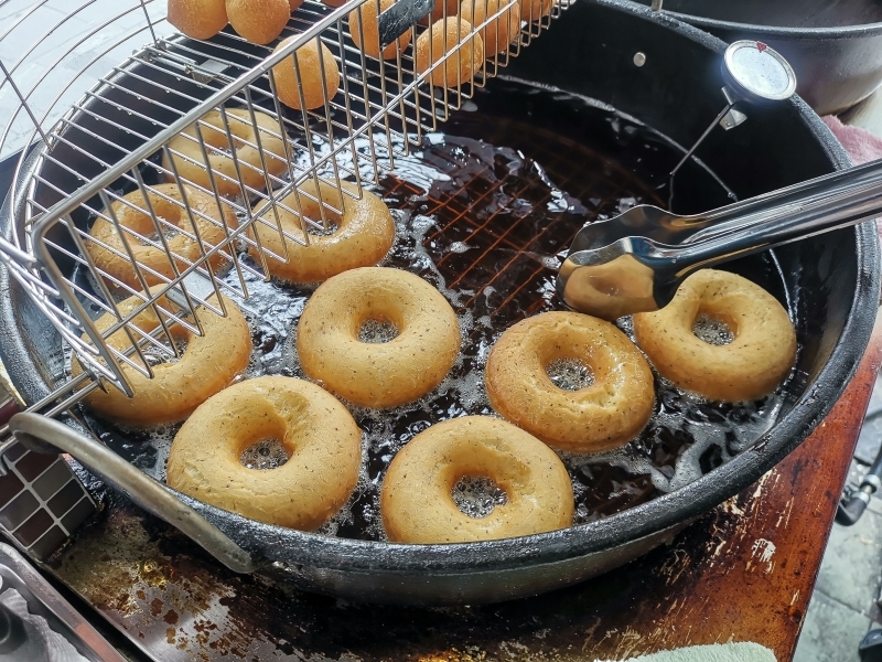 跳躍的宅男 - 花蓮市區也有小米甜甜圈可以買了 紅藜甜甜圈 小米球好好吃 花蓮隱藏美食 花蓮美食推薦-滿竹小米甜甜圈