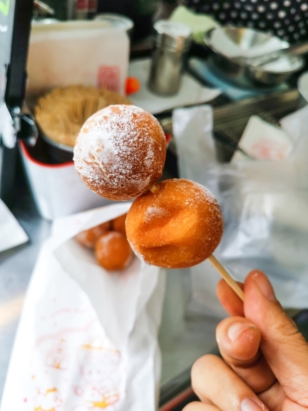 跳躍的宅男 - 花蓮市區也有小米甜甜圈可以買了 紅藜甜甜圈 小米球好好吃 花蓮隱藏美食 花蓮美食推薦-滿竹小米甜甜圈