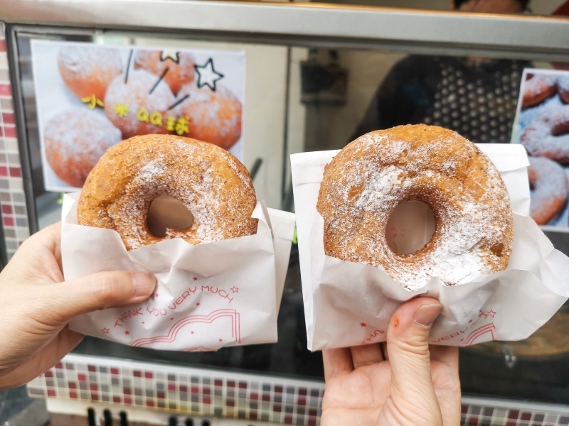 跳躍的宅男 - 花蓮市區也有小米甜甜圈可以買了 紅藜甜甜圈 小米球好好吃 花蓮隱藏美食 花蓮美食推薦-滿竹小米甜甜圈