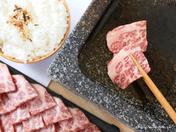 嵐山熟成牛かつ專売(台中西屯青海店)：台中美食│嵐山熟成牛かつ專売-台中西屯青海店〃人氣炸牛排進軍逢甲商圈，還有新品特上照燒帶骨牛小排霸氣登場！