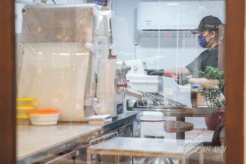 店門口超低調但手藝太強的手工麵包,招牌的韓國地瓜馬鈴薯包不預定還搶不到