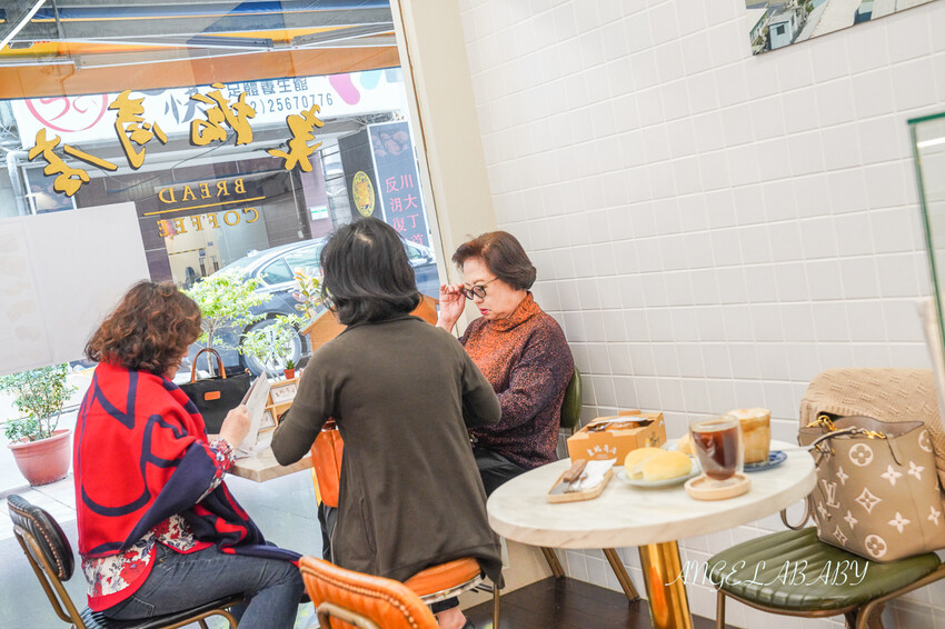 店門口超低調但手藝太強的手工麵包,招牌的韓國地瓜馬鈴薯包不預定還搶不到